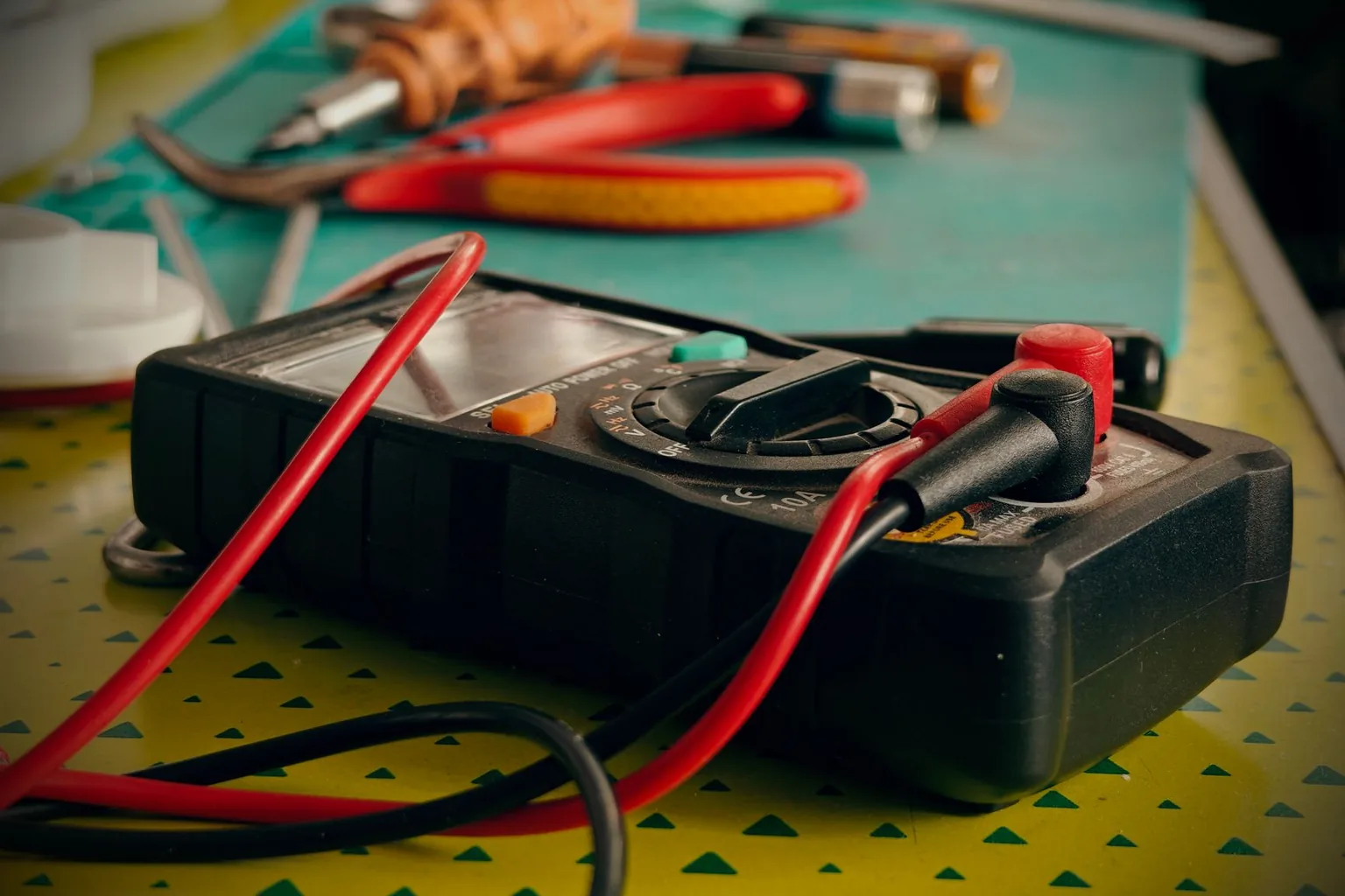 Techniker nimmt Messwerte an einer Elektroverteilung auf