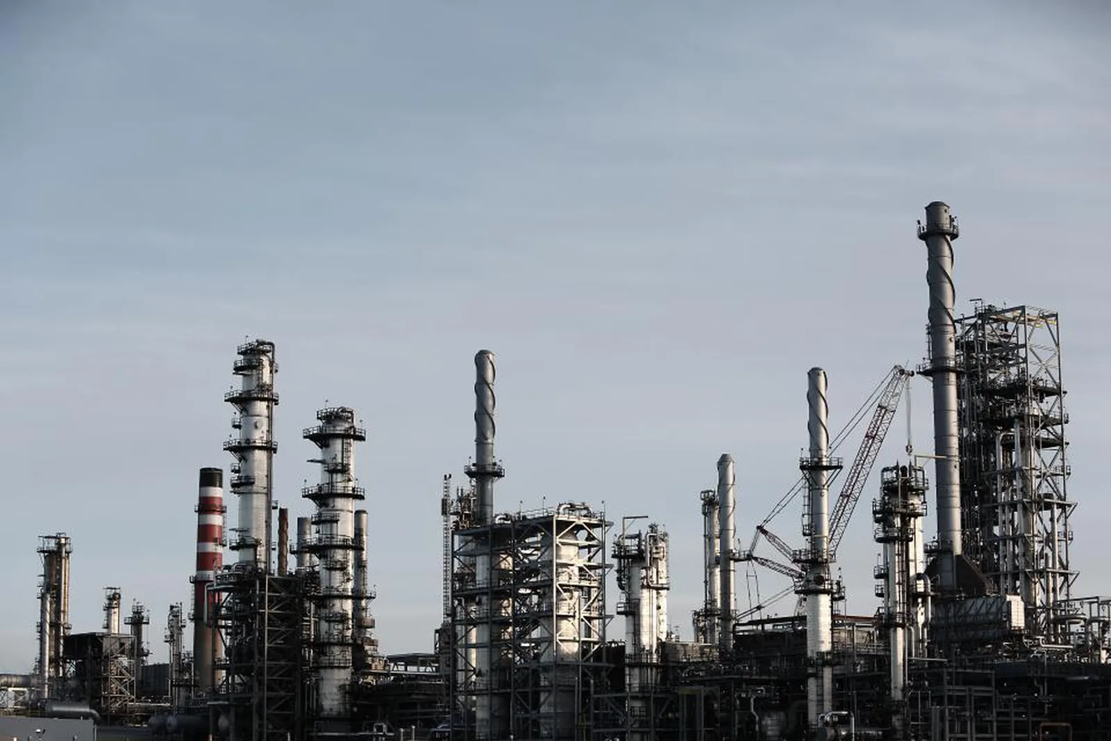 Industrieanlage in der Dämmerung als Sinnbild für integrierte Managementsysteme