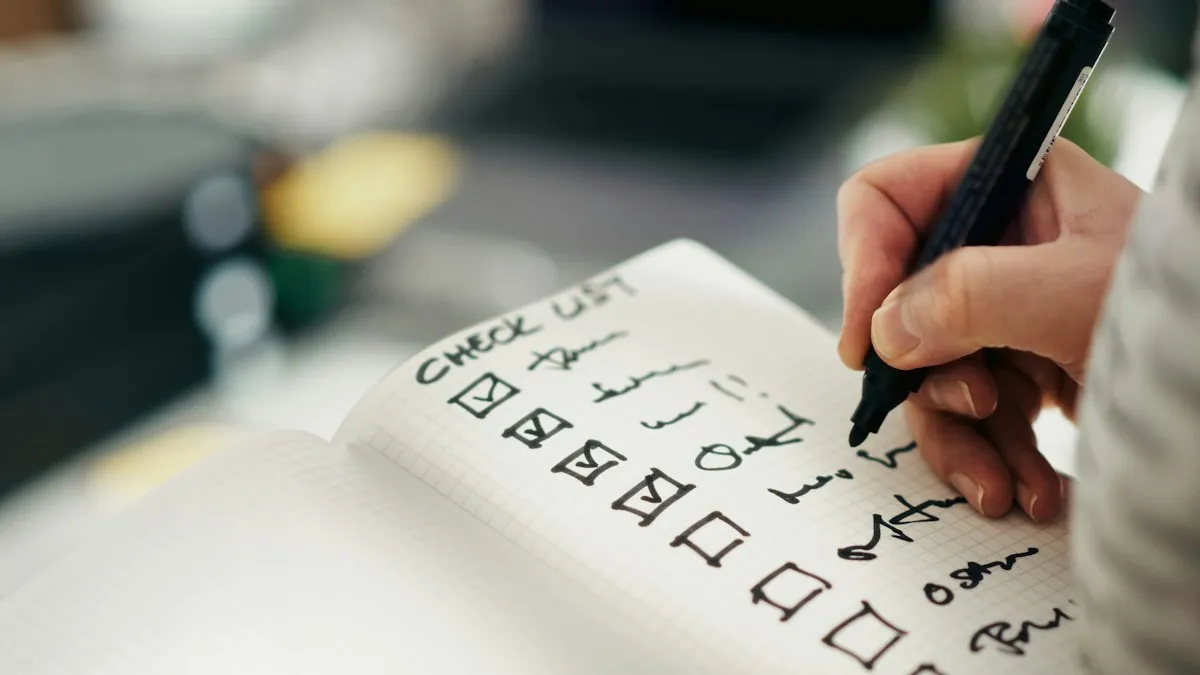 Hand hakt Punkte auf einer handgeschriebenen Checkliste in einem Notizbuch ab