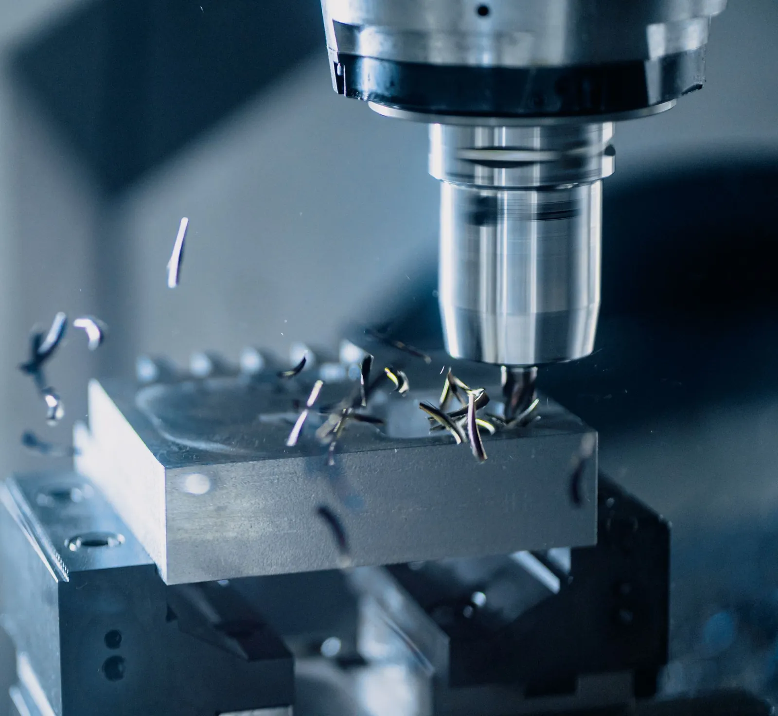 CNC-Fräse bearbeitet ein Metallteil