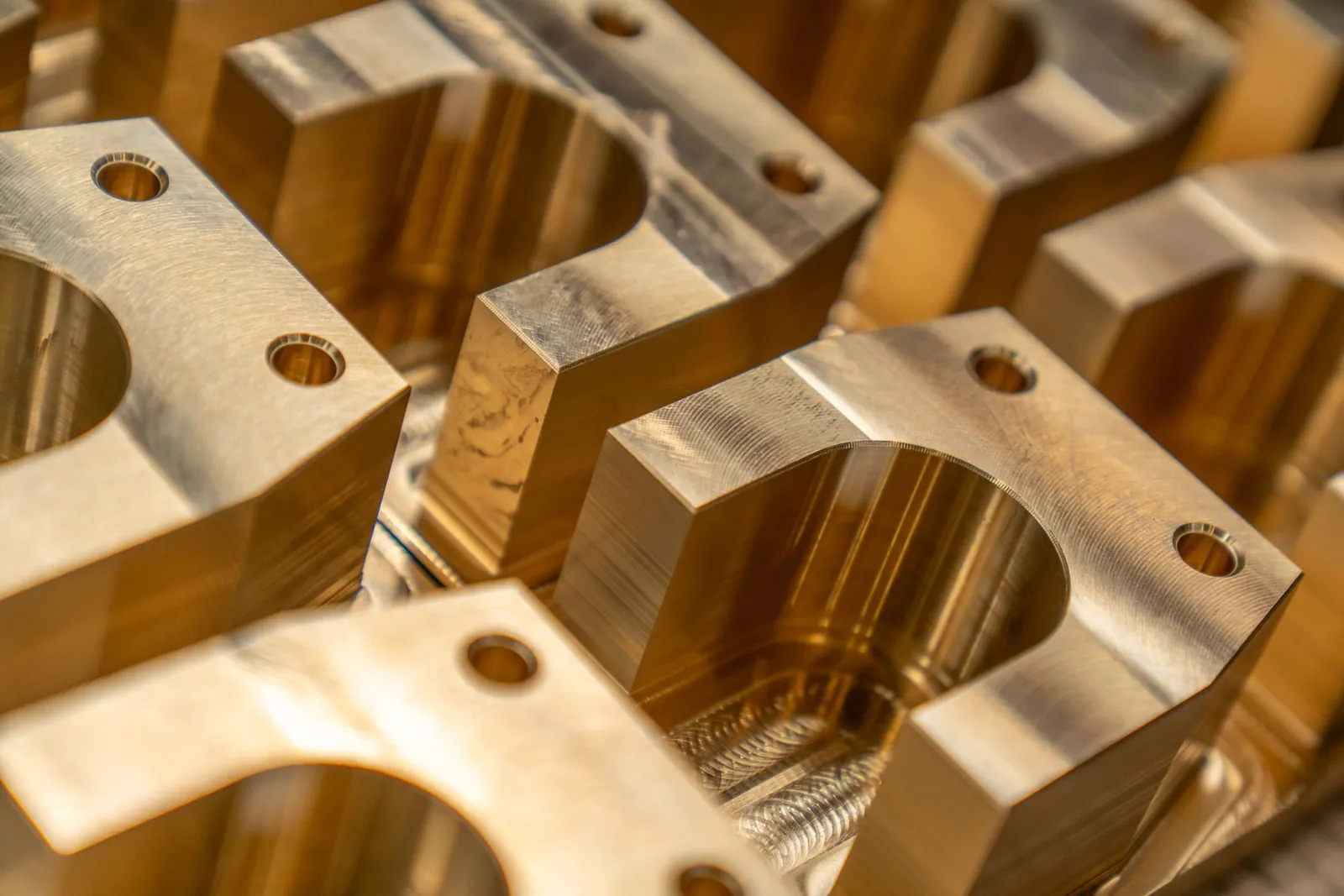 Präzise gefräste Metallbauteile in Nahaufnahme